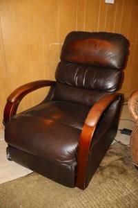 lot 46 image: Lift chair, also fully reclines