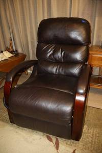 lot 4 image: Lift chair, also fully reclines. See photos