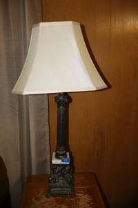lot 49 image: Vintage heavy based table lamp