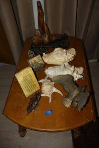 lot 50 image: Vintage drop leaf coffee table with home decor and conch shells