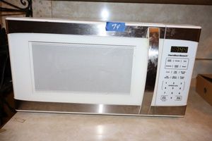 lot 74 image: Hamilton Beach microwave