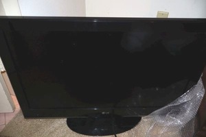 lot 118 image: LG TV, model 32LD400-UA