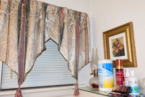 lot 126 image: Bathroom curtains, makeup and more