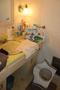 lot 129 image: Bathroom contents, see all photos