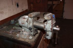 lot 159 image: Vise clamp - Bring tools to remove