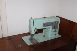 lot 148 image: Vintage Singer sewing machine and table