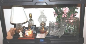 lot 134 image: Home decor as shown
