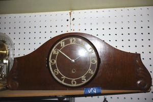 lot 4 image: Vintage mantle clock