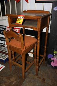 lot 14 image: Vintage child size desk and chair