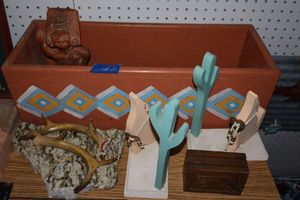 lot 21 image: Western themed dcor with antlers and Honduras statue
