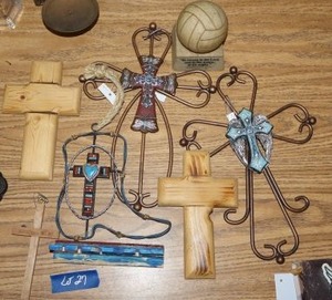 lot 27 image: Cross shaped home dcor with verse paper weight