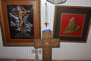 lot 25 image: Cross home decor and Christian wall art