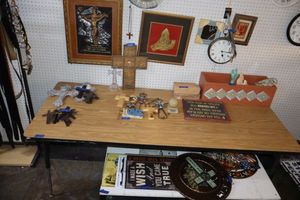 lot 34 image: Laminate top table (not contents)