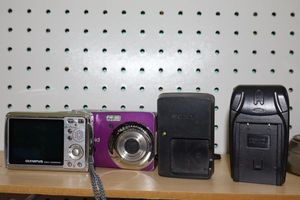 lot 95 image: Small cameras and battery chargers