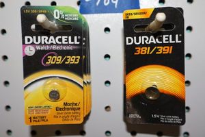 lot 104 image: Duracell watch batteries