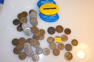 lot 117 image: Foreign coins - British half pennies