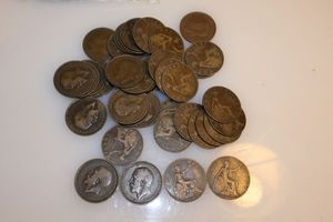lot 125 image: Foreign coins - 1912 English pennies