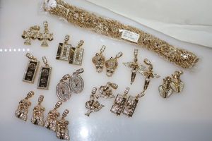 lot 146 image: Gold tone necklaces and pendants
