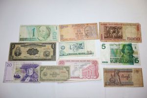 lot 154 image: Foreign paper currency