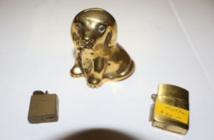 lot 159 image: Brass dog figurine, mini lighter and mini lock