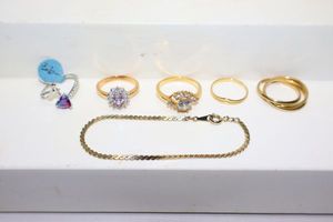 lot 186 image: Jewelry gold tone rings as shown