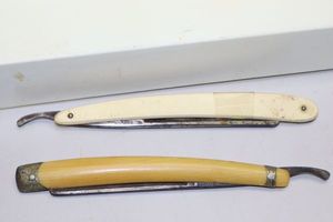 lot 199 image: Vintage Razor straight blades
