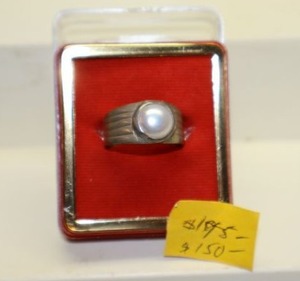 lot 201 image: Jewelry Silver pearl ring