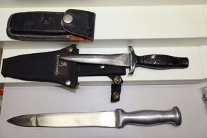 lot 204 image: Vintage dagger knives