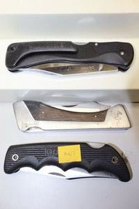 lot 207 image: Pocket knives as shown