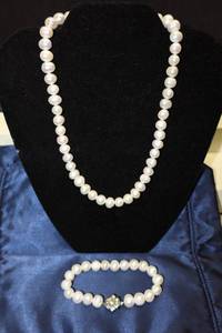 lot 213 image: Jewelry Pearl necklace and bracelet set