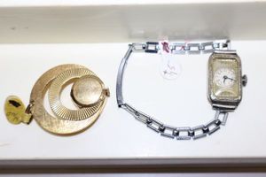 lot 225 image: Vintage watches