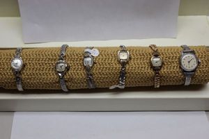 lot 254 image: Vintage watches with stretch bands. Vintage 1950s and 60s, wind up, includes brands like Elgin