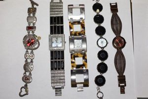 lot 257 image: Jewelry watch selection