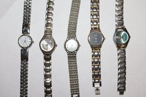 lot 258 image: Jewelry watch selection