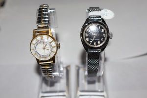 lot 318 image: Wind up watches - no battery needed