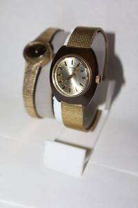 lot 324 image: Wind up watches - no battery needed