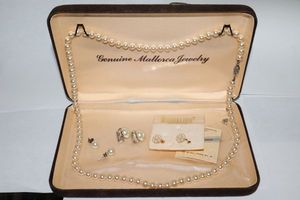 lot 325 image: Jewelry pearl necklace and earrings with case (untested)