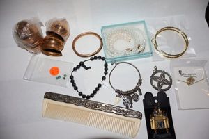 lot 343 image: Jewelry and vintage comb