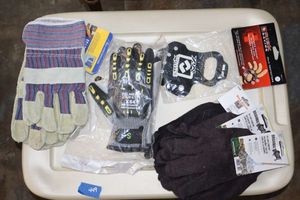 lot 449 image: Garden gloves, work gloves, and driving gloves