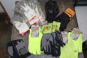 lot 447 image: Garden gloves and work gloves, one no fingertip gloves
