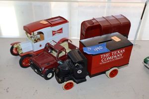 lot 440 image: Vintage Model cars The Texas Company, truck and horse trailer, Budweiser
