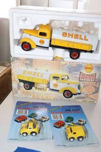 lot 446 image: Model Shell truck and mini cars