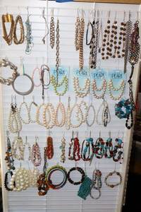 lot 435 image: Jewelry as shown