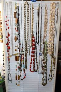 lot 433 image: Jewelry as shown