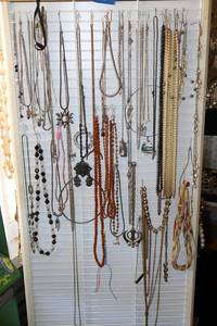 lot 432 image: Jewelry as shown