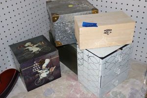 lot 424 image: Jewelry and storage boxes