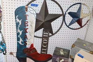 lot 411 image: Metal signs 2 stars, Texas boot, and welcome sign