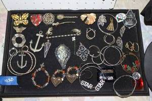 lot 420 image: Jewelry earrings and pins