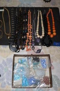 lot 414 image: Jewelry necklaces and beads