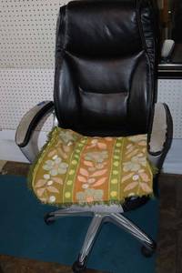 lot 380 image: Rolling black office chair